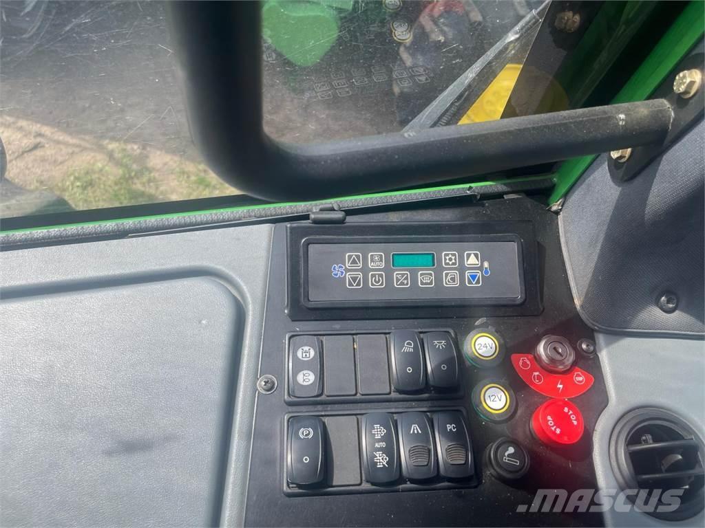 John Deere 1270 E Betakarítók