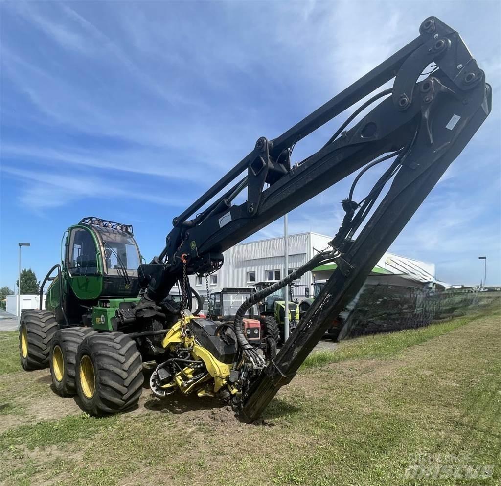 John Deere 1270 E Betakarítók