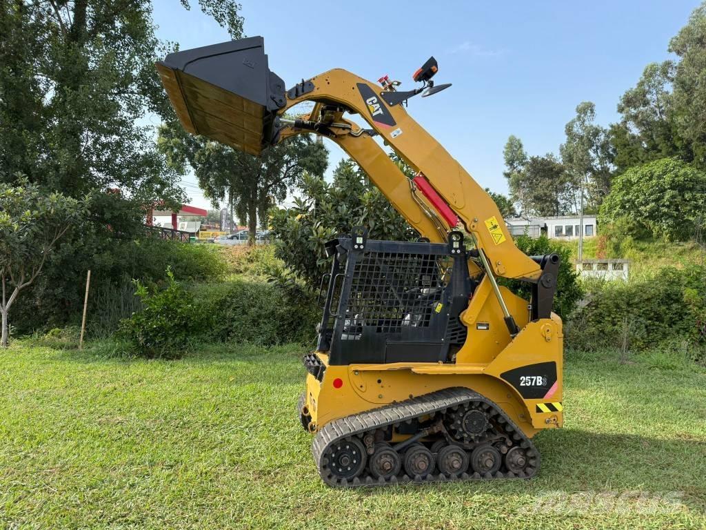 CAT 257 B Lánctalpas homlokrakodók