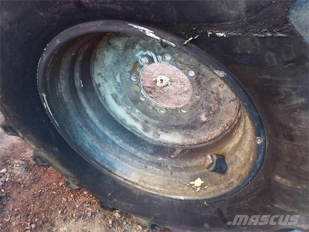  Okänt Sampo 20x28 Gumiabroncsok, kerekek és felnik