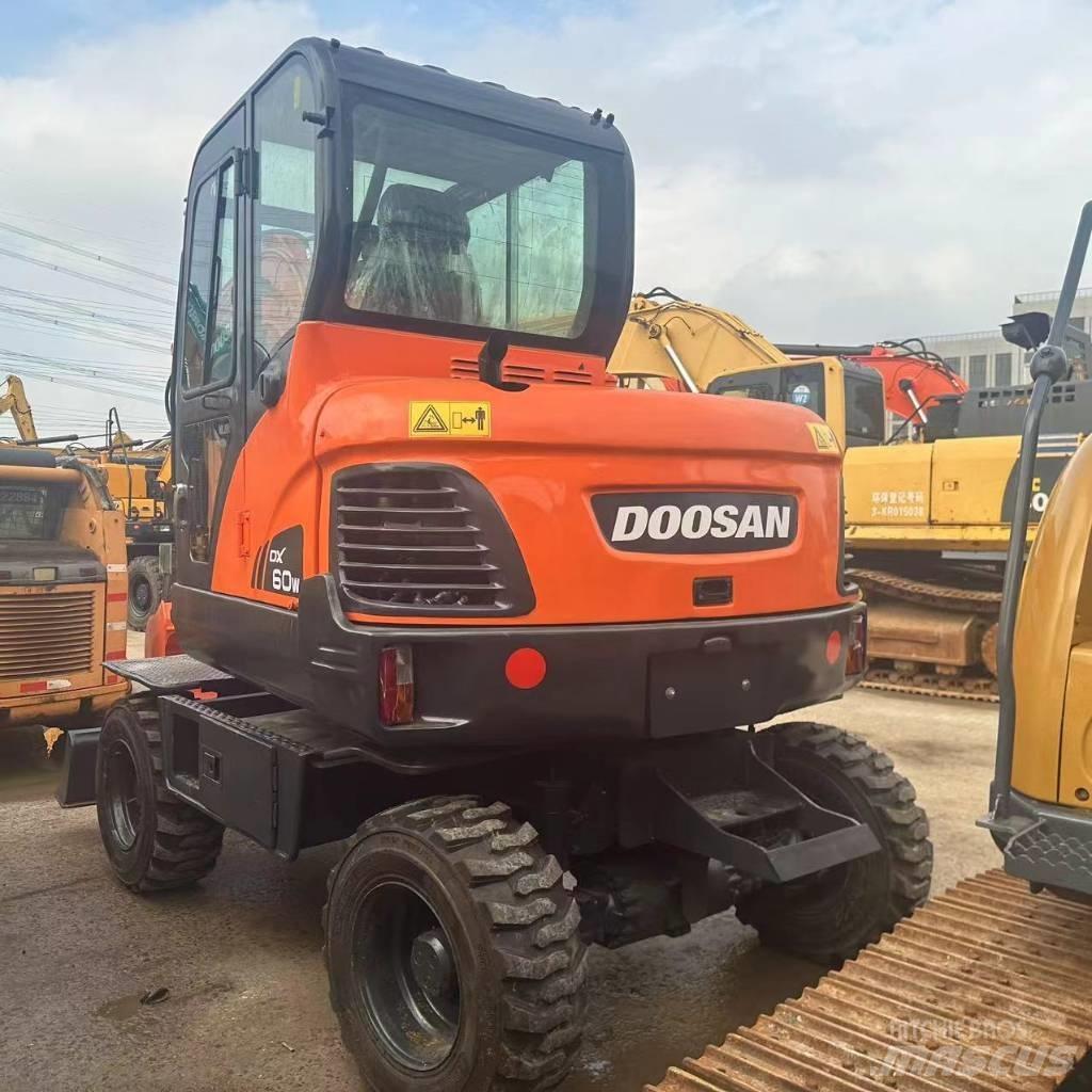 Doosan DX60W Gumikerekes kotrók