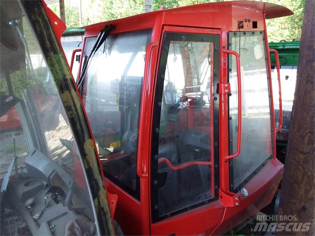Komatsu 895 Vezetőfülke és belső tartozékok