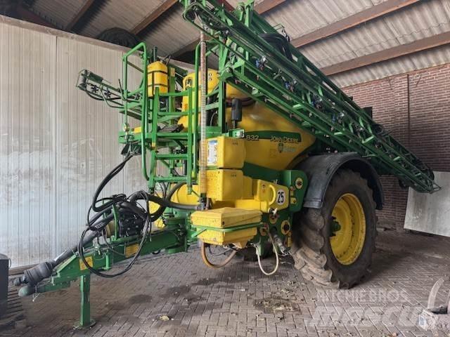 John Deere 832 Önjáró trágyaszórók