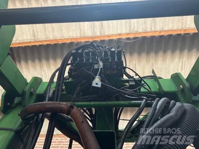 John Deere 832 Önjáró trágyaszórók
