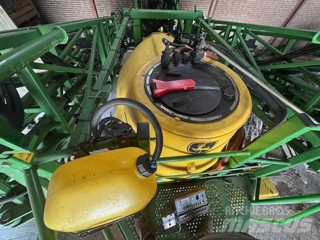 John Deere 832 Önjáró trágyaszórók