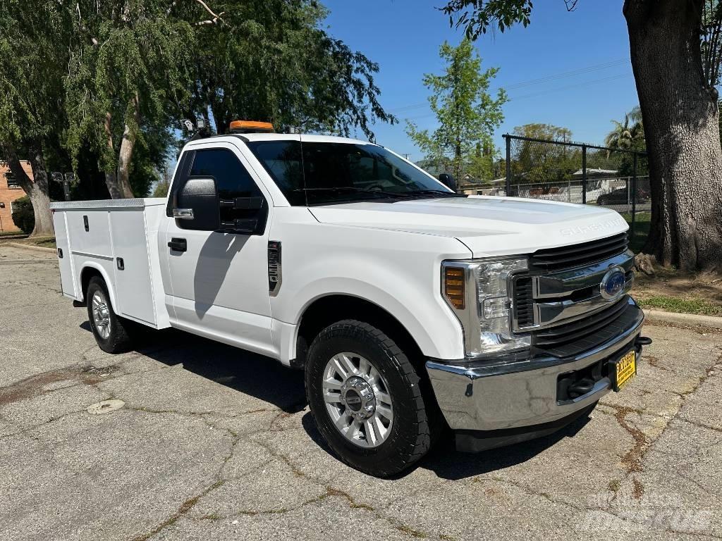Ford F250 Kis teherszállító/Platós kocsi