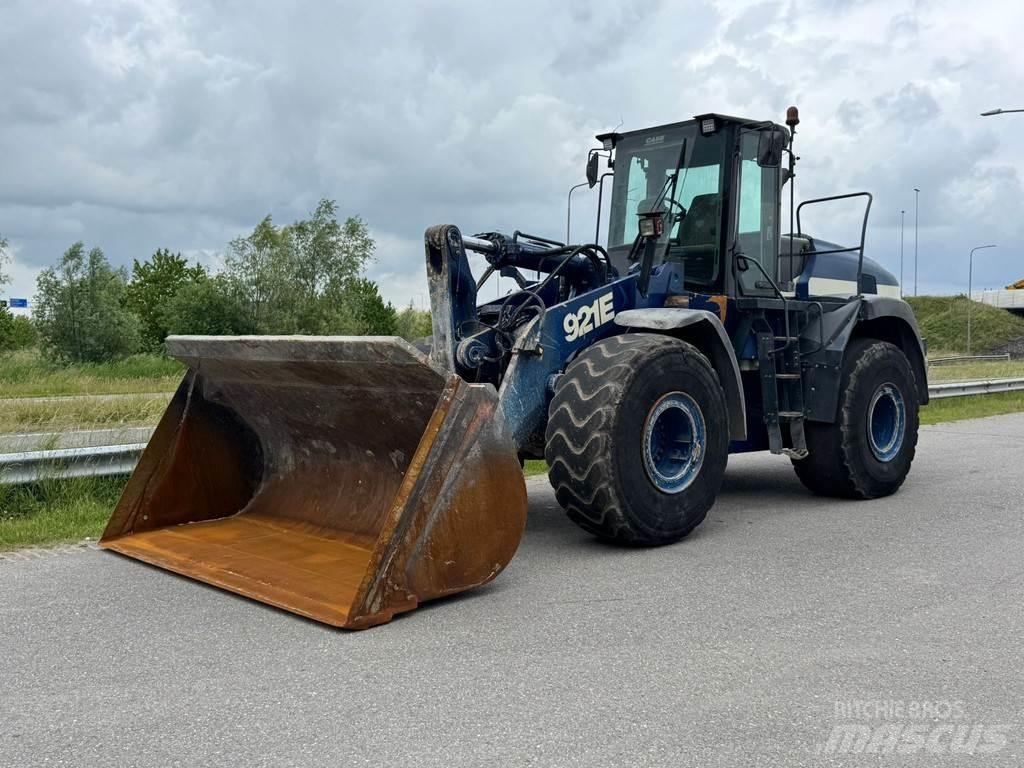 CASE 921E Gumikerekes homlokrakodók