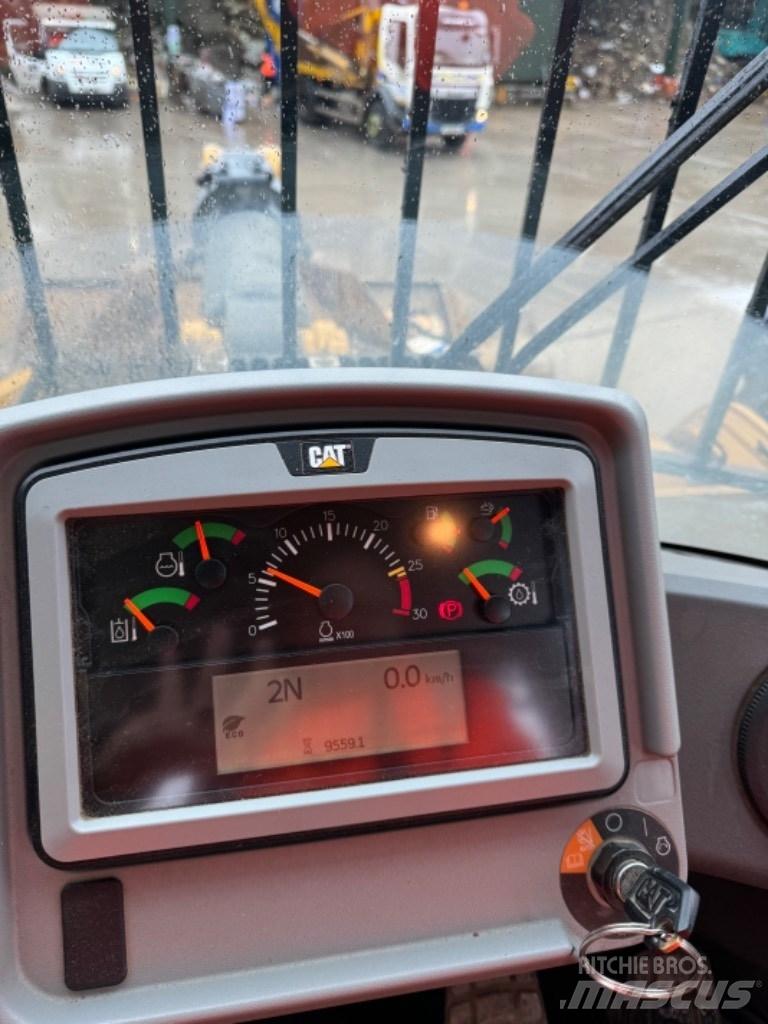 CAT 966 M Gumikerekes homlokrakodók