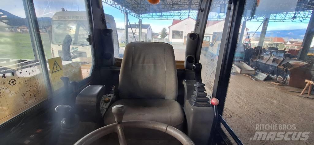 Komatsu PW 110 Gumikerekes kotrók