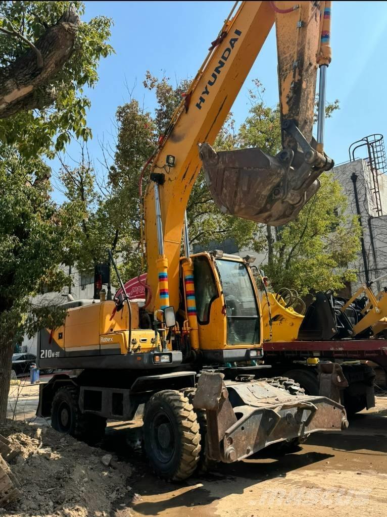 Hyundai 210W-9 Gumikerekes kotrók