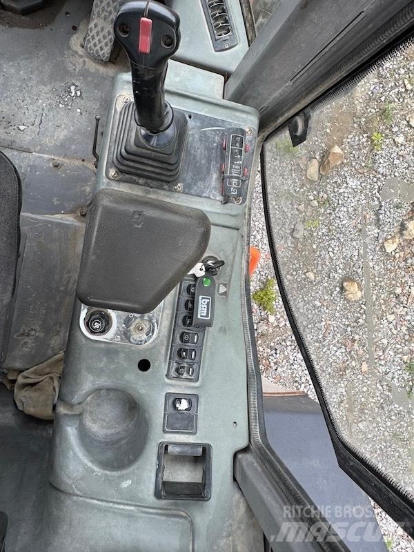 Hitachi LX 290 E Gumikerekes homlokrakodók