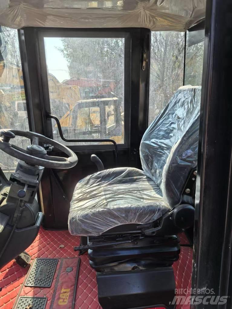 CAT 966H Gumikerekes homlokrakodók