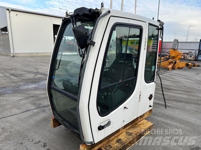 Liebherr R 317 CAB Vezetőfülke és belső tartozékok