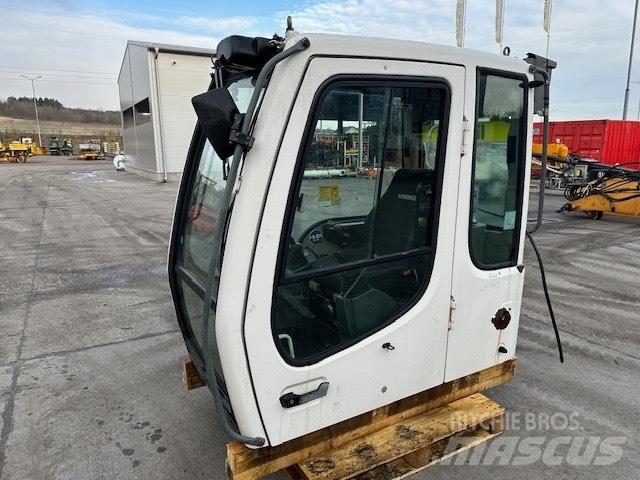 Liebherr R 317 CAB Vezetőfülke és belső tartozékok