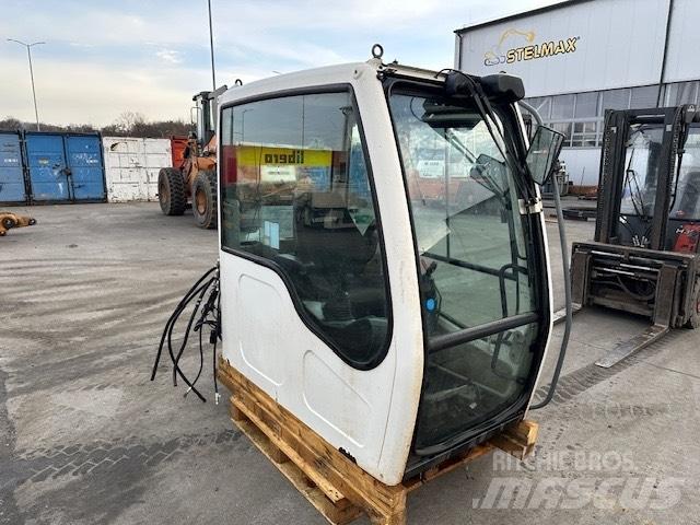 Liebherr R 317 CAB Vezetőfülke és belső tartozékok