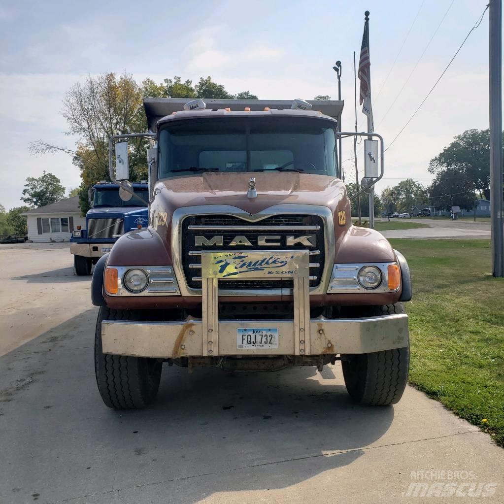 Mack CV 713 Billenő teherautók