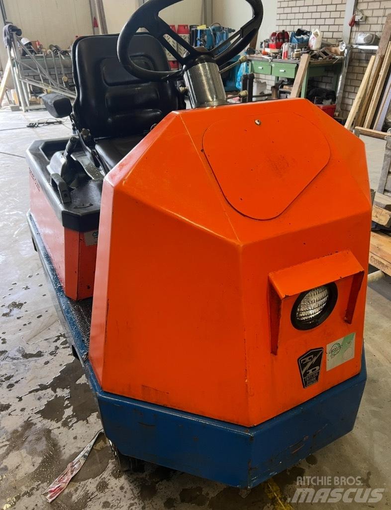 Taylor-Dunn C425 Vontatótargonca