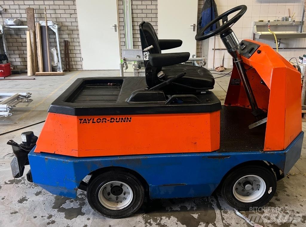 Taylor-Dunn C425 Vontatótargonca