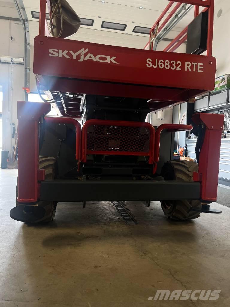 SkyJack SJ 6832 RTE Ollós emelők