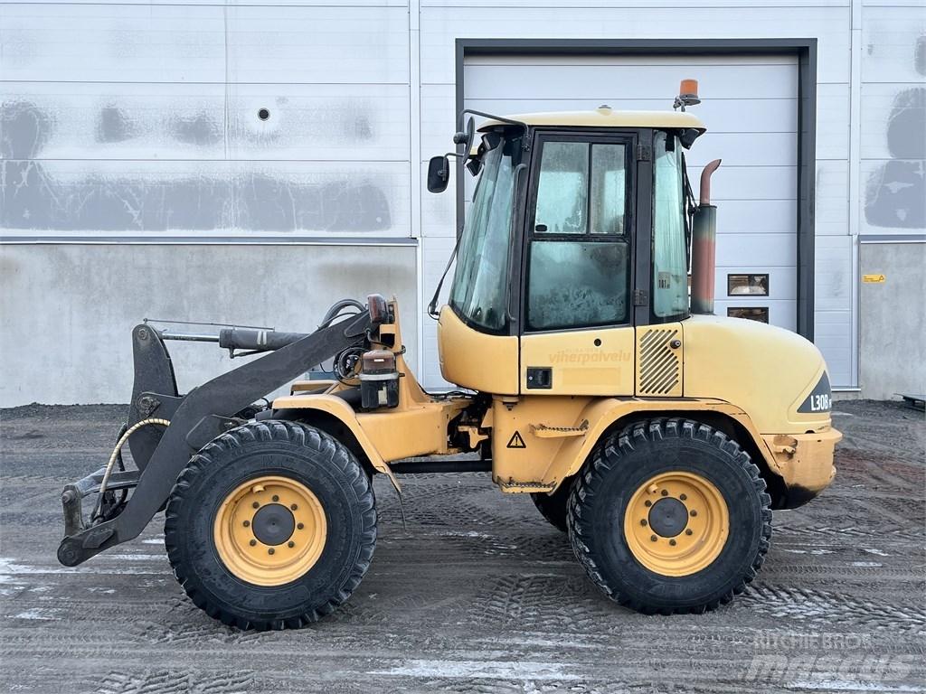 Volvo L 30 B Gumikerekes homlokrakodók