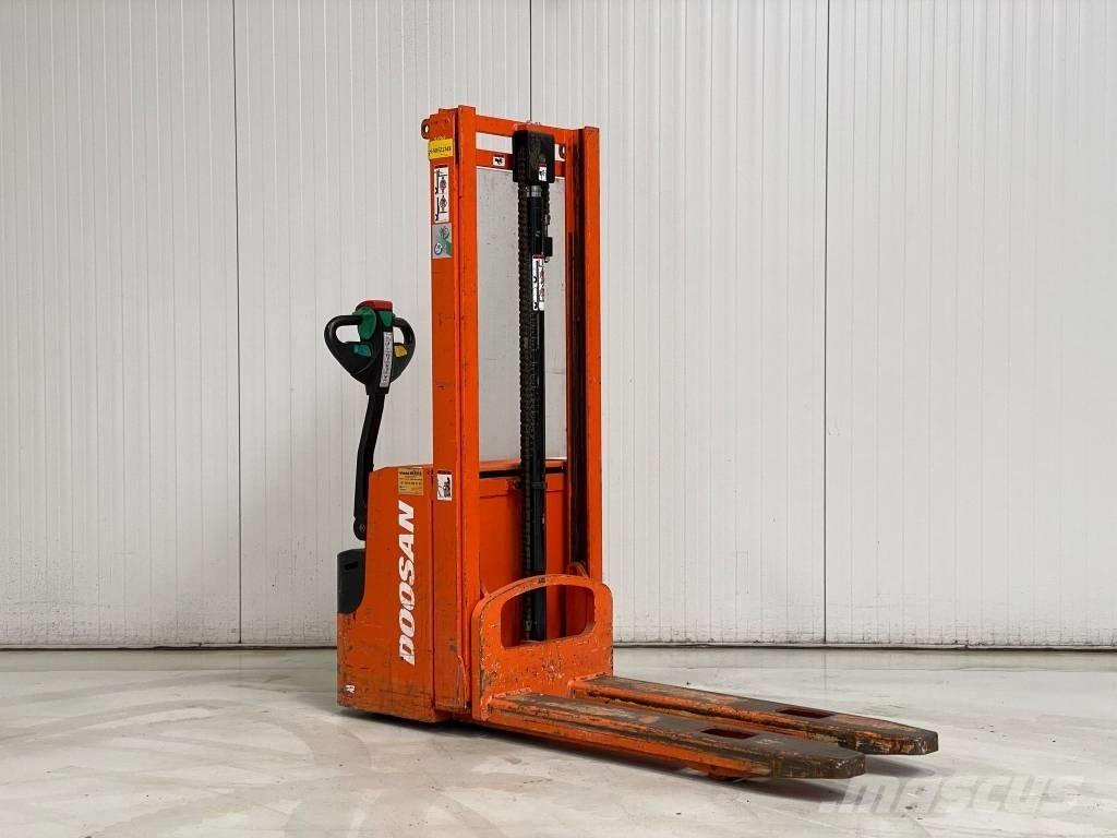 Doosan LEDS12.5C Gyalogkíséretű targonca