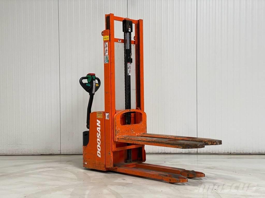 Doosan LEDS12.5C Gyalogkíséretű targonca