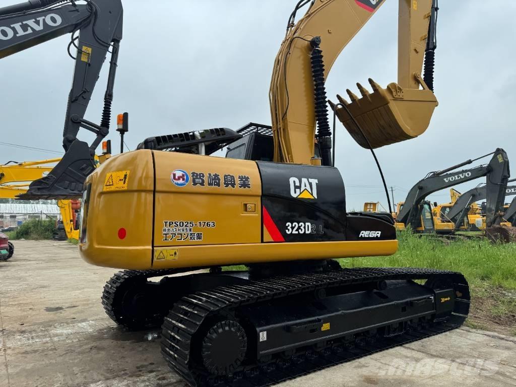 CAT 323D2 Lánctalpas kotrók