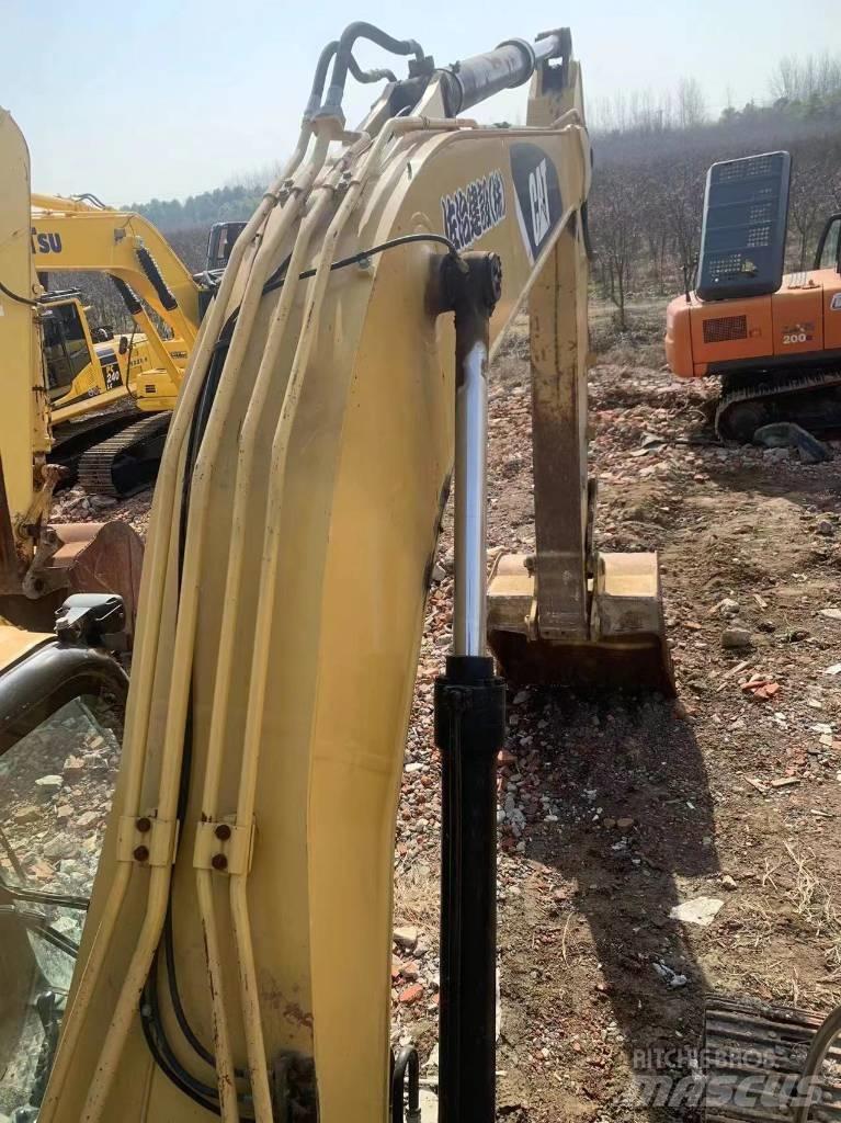 CAT 323D2 Lánctalpas kotrók