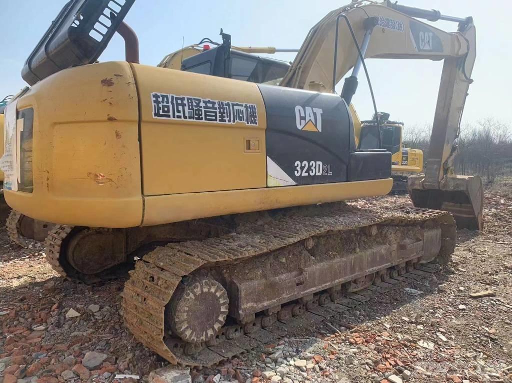 CAT 323D2 Lánctalpas kotrók