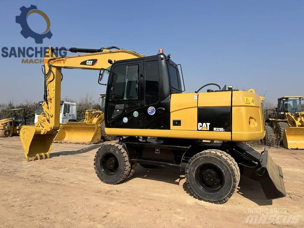 CAT M 320 D2 Gumikerekes kotrók
