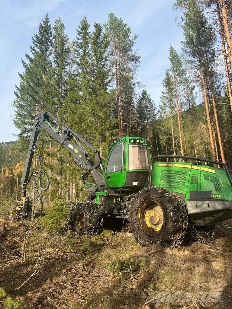 John Deere 1170 E Betakarítók