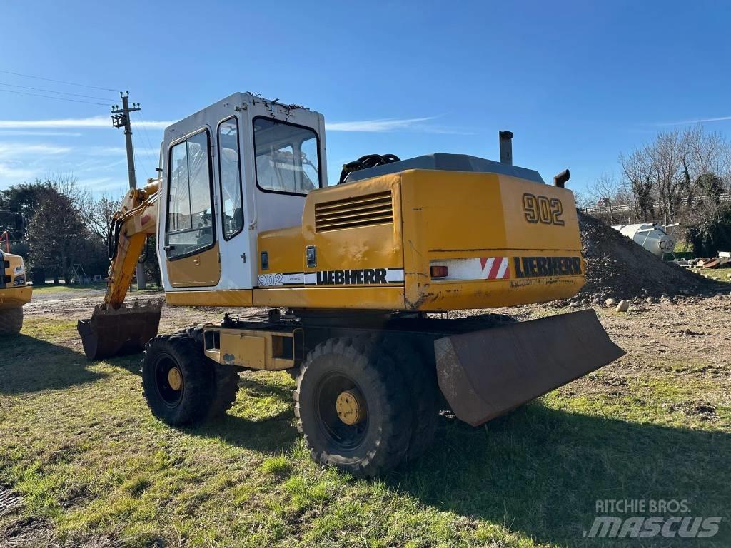 Liebherr 902 Gumikerekes kotrók