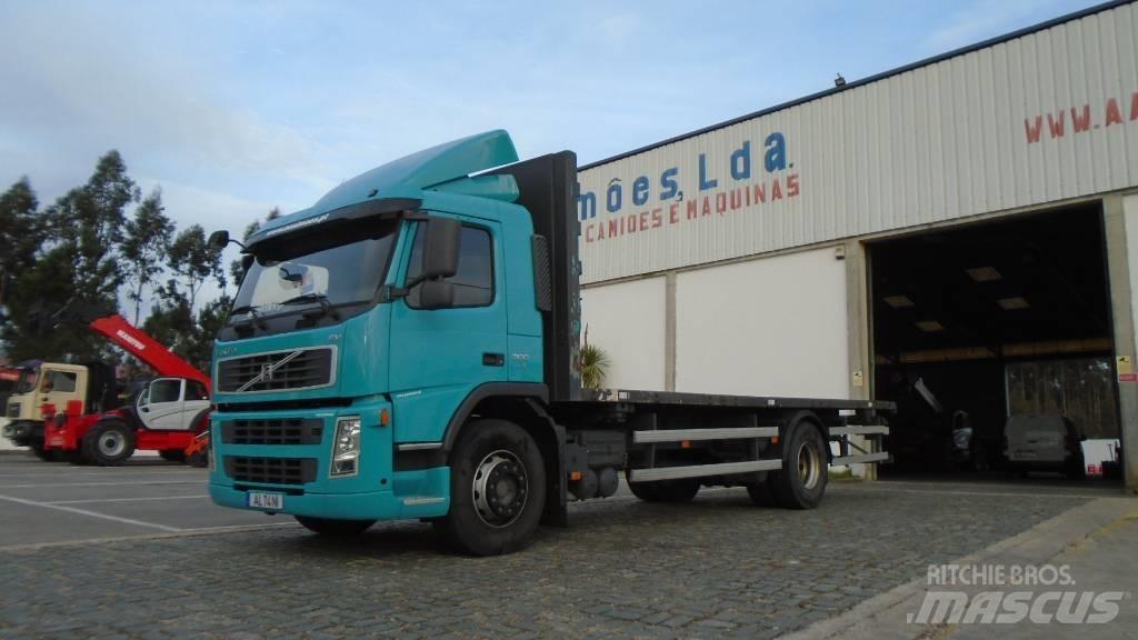 Volvo FM 9 300 Platós / Ponyvás teherautók