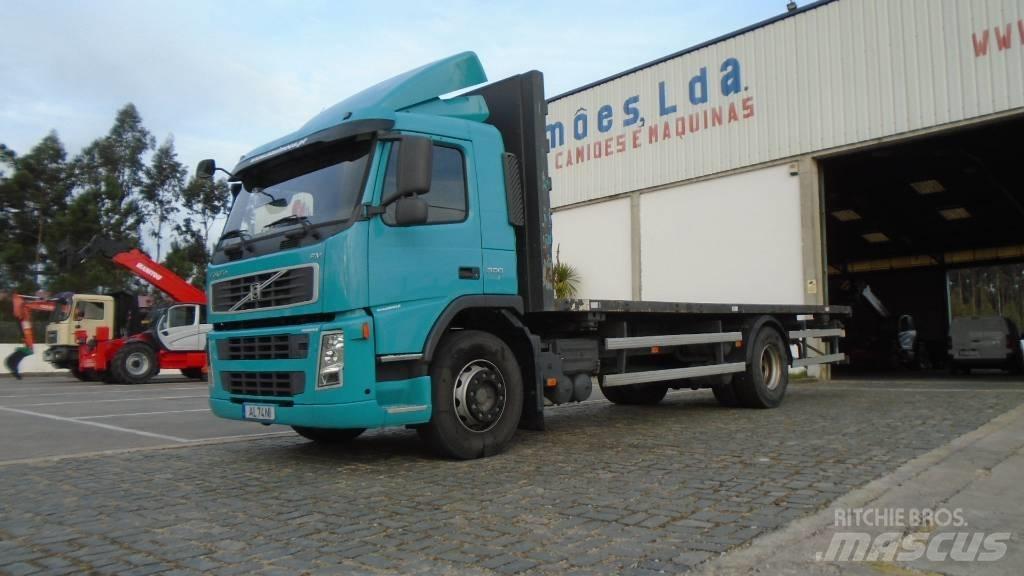 Volvo FM 9 300 Platós / Ponyvás teherautók