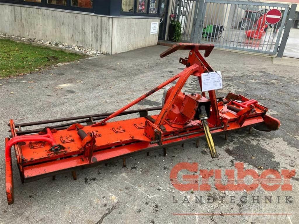 Lely 3000 Kardánhajtású ekék és Forgó-boronák