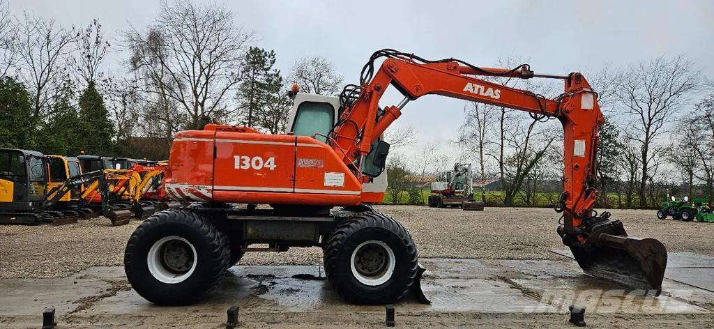 Atlas 1304 Gumikerekes kotrók