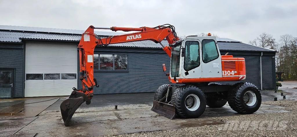 Atlas 1304 Gumikerekes kotrók