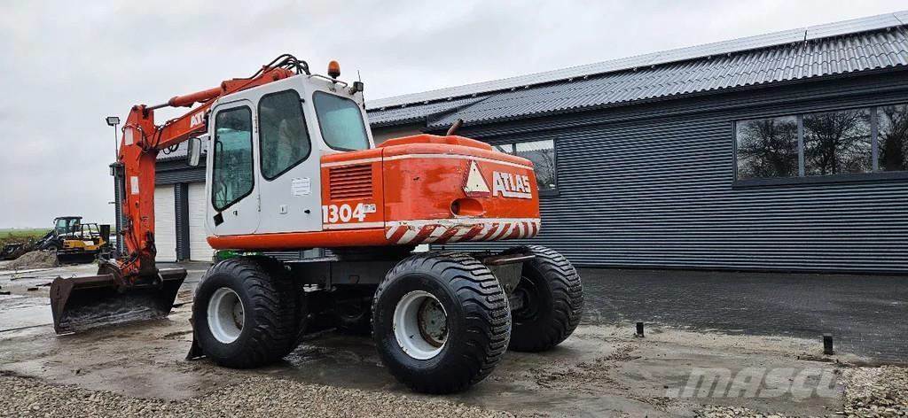 Atlas 1304 Gumikerekes kotrók