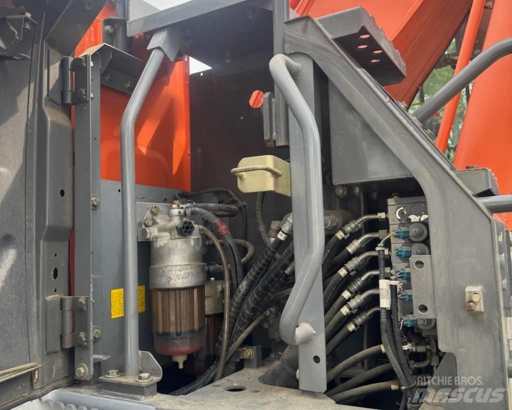 Hitachi ZX 220 W-3 Gumikerekes kotrók