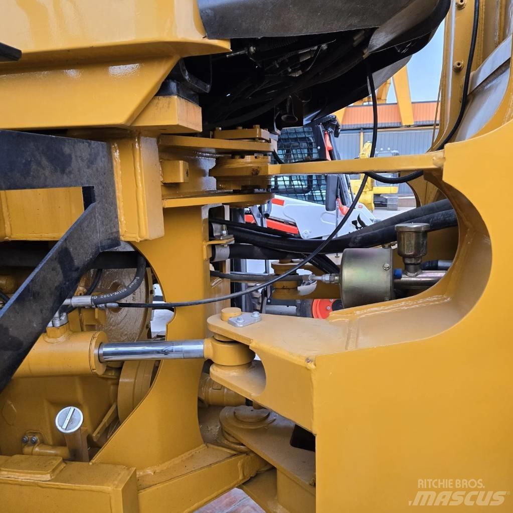 CAT 966 H Gumikerekes homlokrakodók