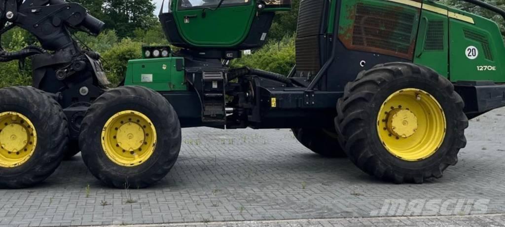John Deere 1270 E Betakarítók
