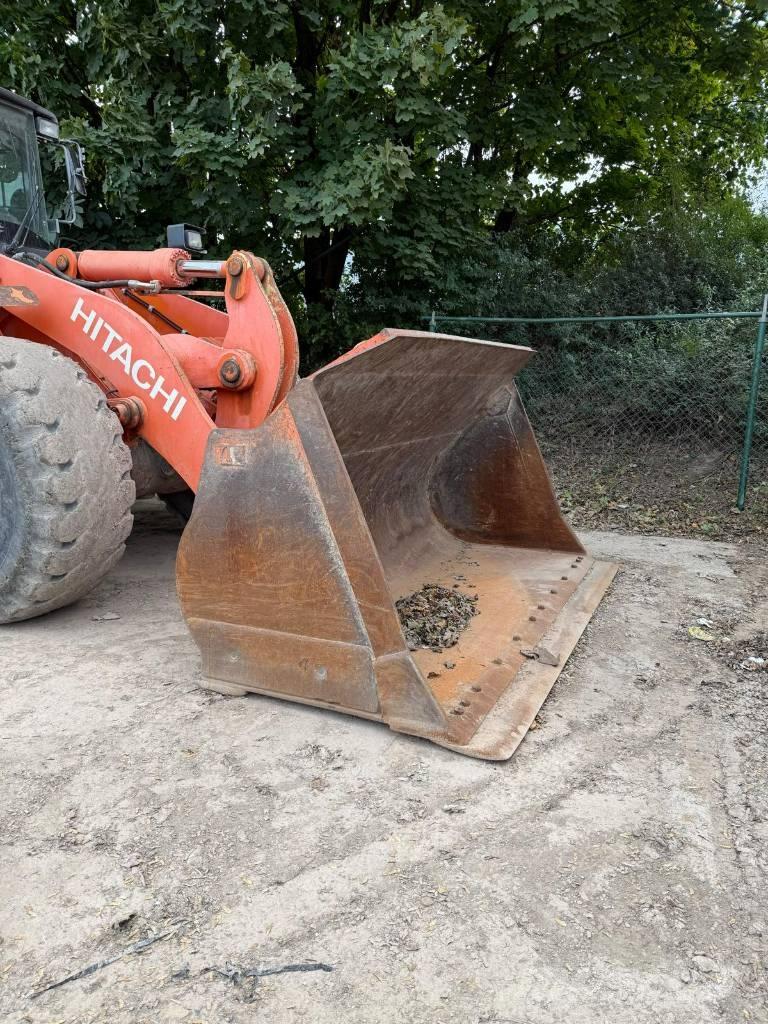 Hitachi ZW 250 Gumikerekes homlokrakodók