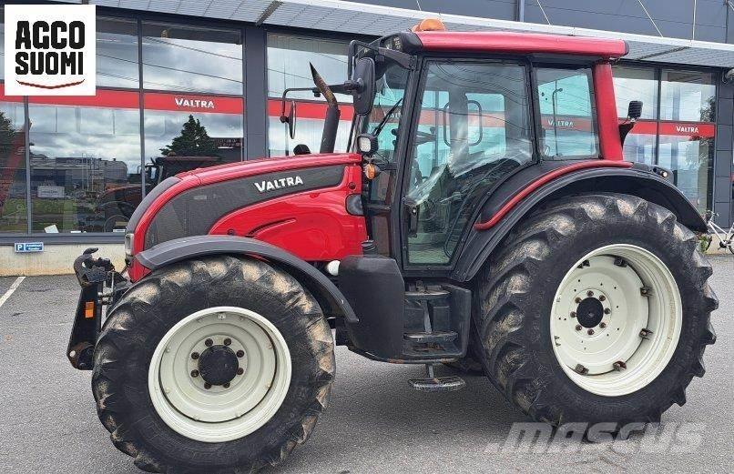Valtra N121 H Traktorok