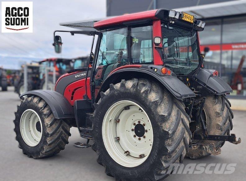Valtra N121 H Traktorok