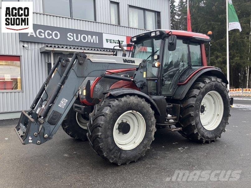 Valtra N121A Traktorok