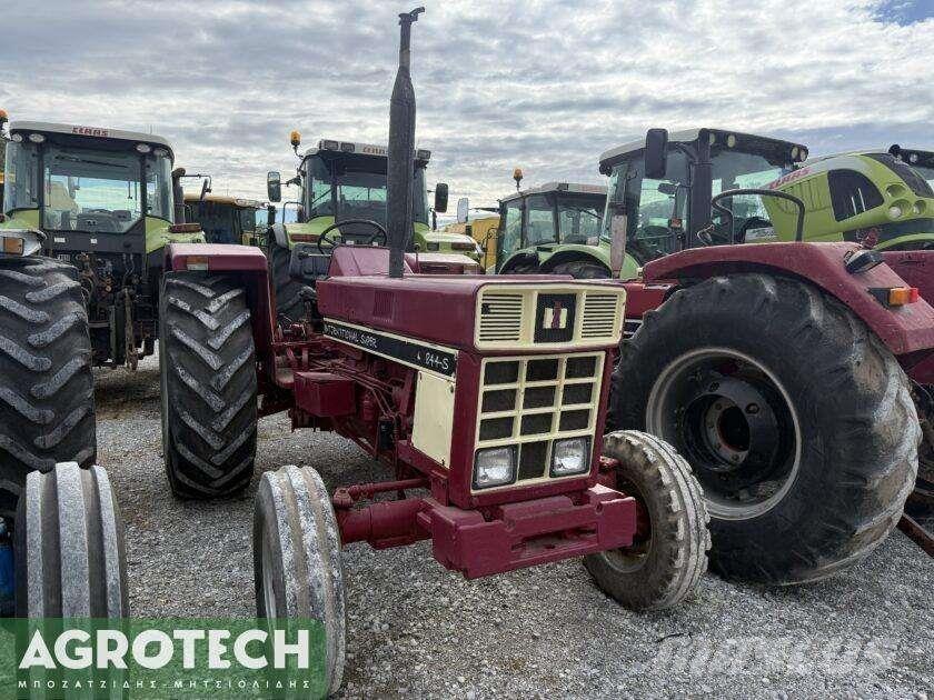 International 844s Traktorok