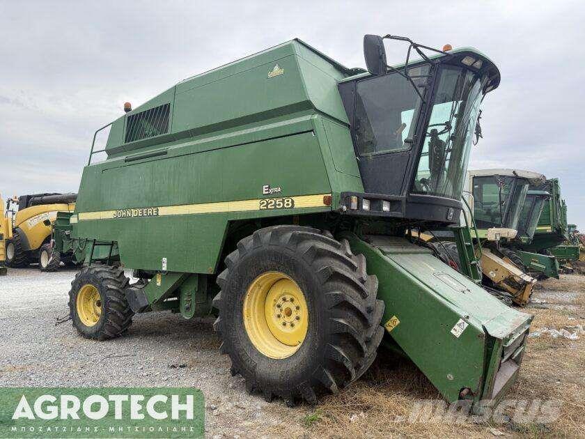 John Deere 2258 Traktorok