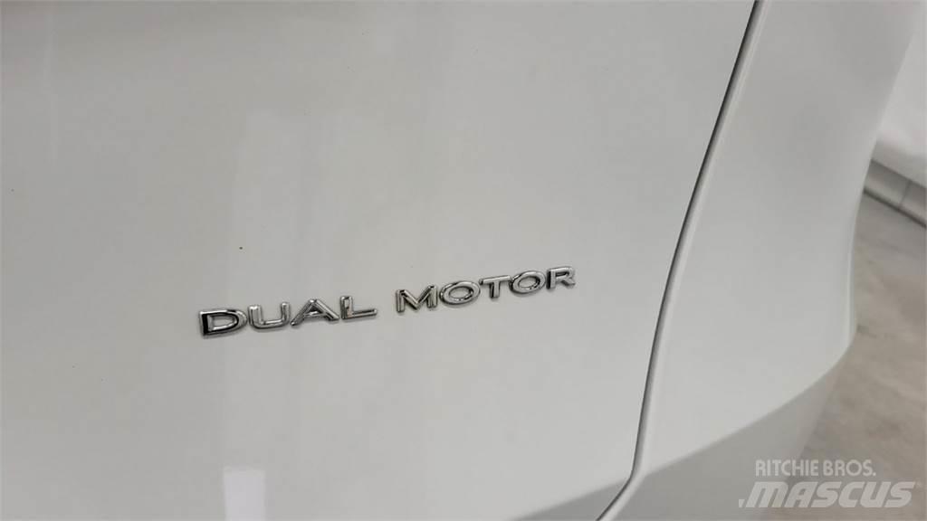 Tesla Y Kistehergépjárművek