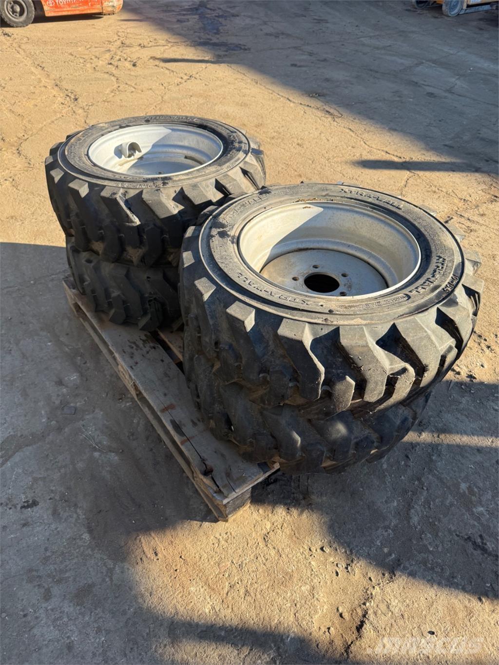  10-16.5 Gumiabroncsok, kerekek és felnik