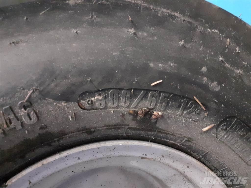  12 300/65-12 Gumiabroncsok, kerekek és felnik